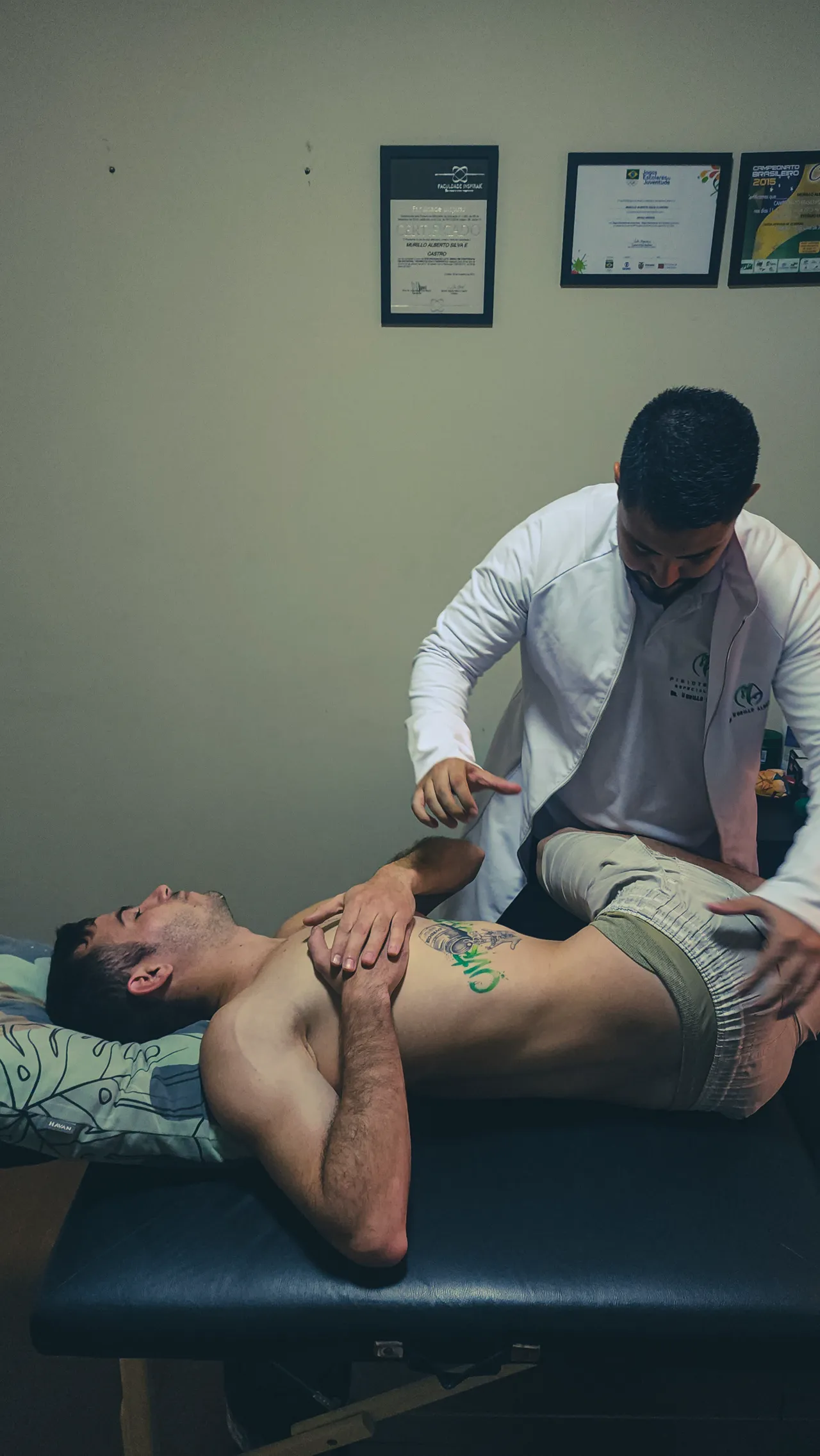 Dr. Murillo Alberto realizando mobilização manual na lombar e quadril de paciente na maca